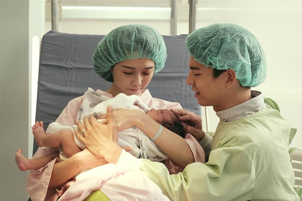 邵雨薇和林柏宏在《2049》劇中迎接新生兒。（瀚草影視提供） 