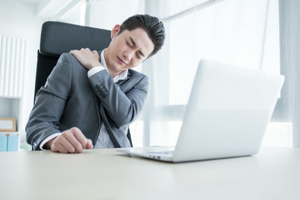 上班久坐導致肩頸痠痛是許多上班族共同的毛病，但要起身伸展也該注意公司規定。（示意圖／shutterstock）