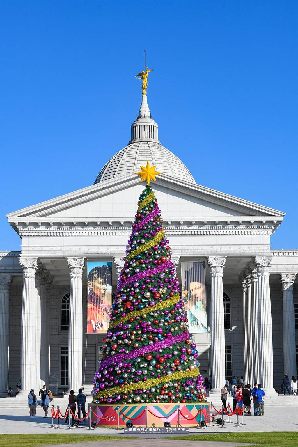 奇美博物館13公尺高的「幸福耶誕樹」今天起在繆思廣場正式亮相。（奇美博物館提供／曹婷婷台南傳真）