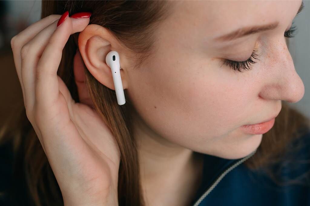 一名女子日前誤吞AirPods耳機，她也將過程拍攝下來，在網路上引發討論。(示意圖/達志影像)