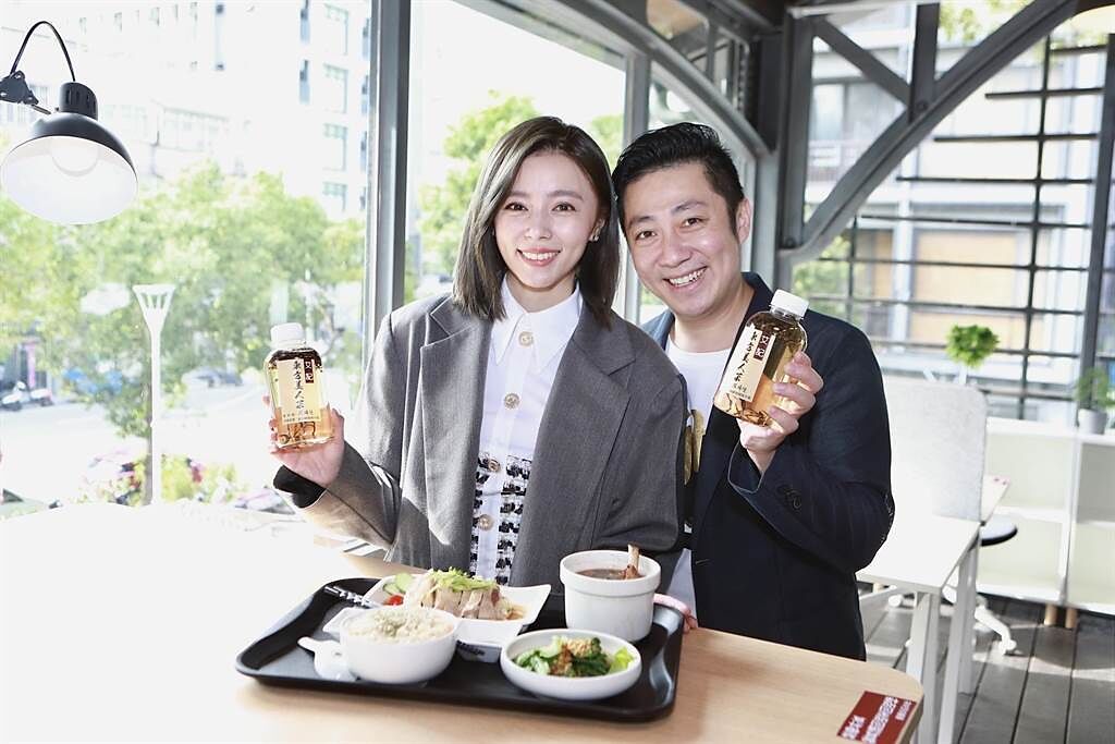 王瞳（左）、艾成夫妻昨出席在竹東開幕的新店「艾記」剪綵儀式。（民視提供）