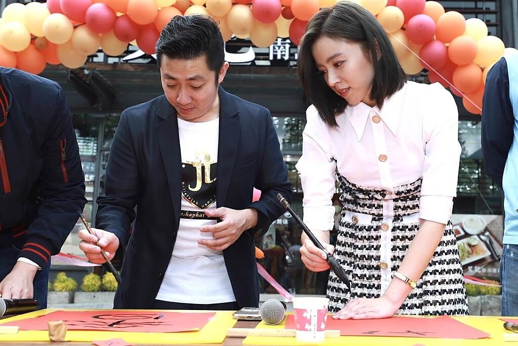王瞳、艾成夫妻昨出席在竹東開幕的新店「艾記」剪綵儀式。（民視提供）