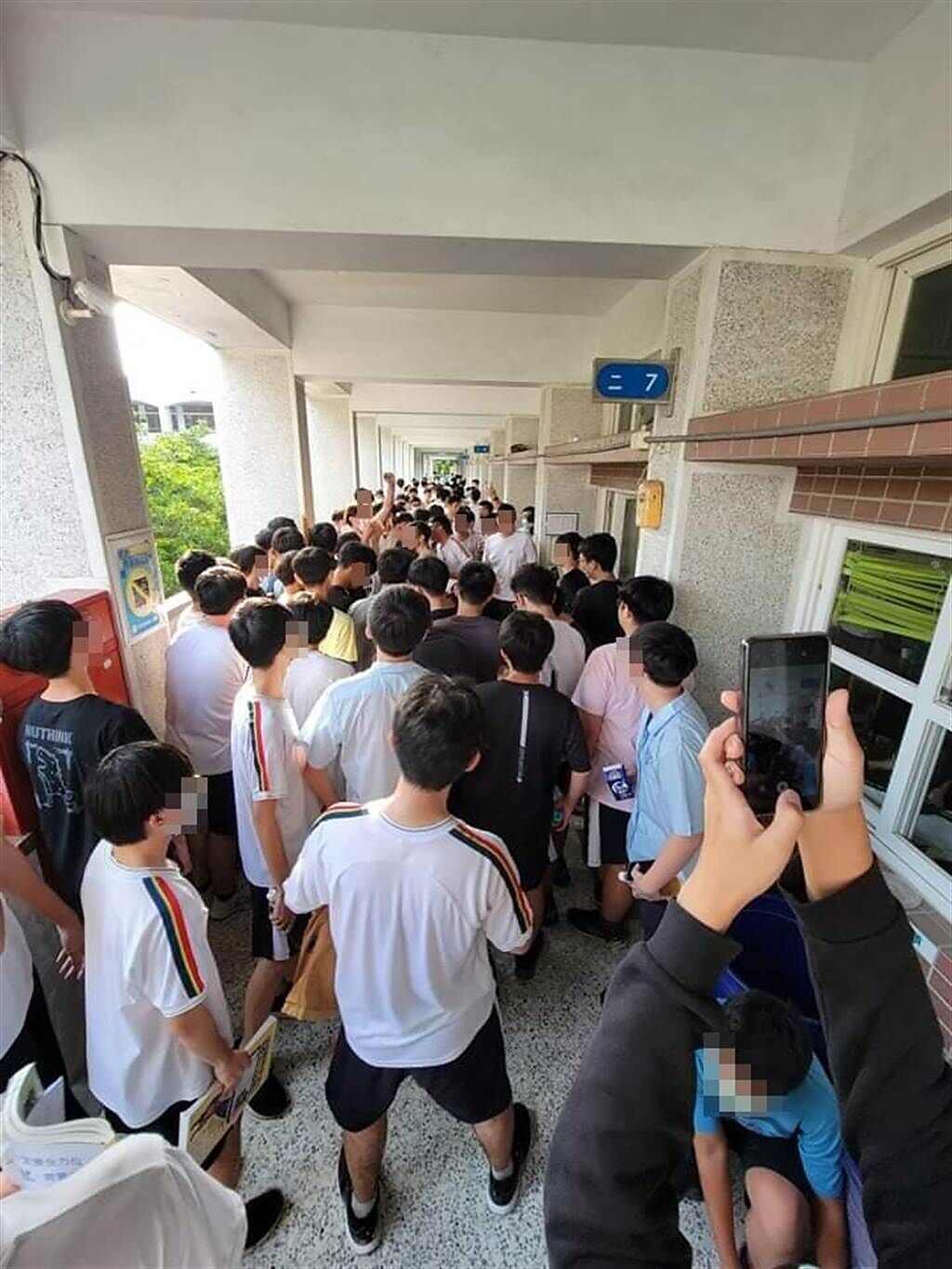 嘉義高中學生在校內走廊聚眾示威，竟是因慶生太吵引起。（翻攝照片／張亦惠嘉義傳真）