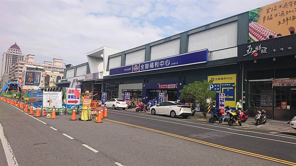 台灣3家大型連鎖量販店陸續收到恐嚇信件，嫌犯要求業者開車載錢停在國平路上一家量販店前，供其取車。（程炳璋攝）