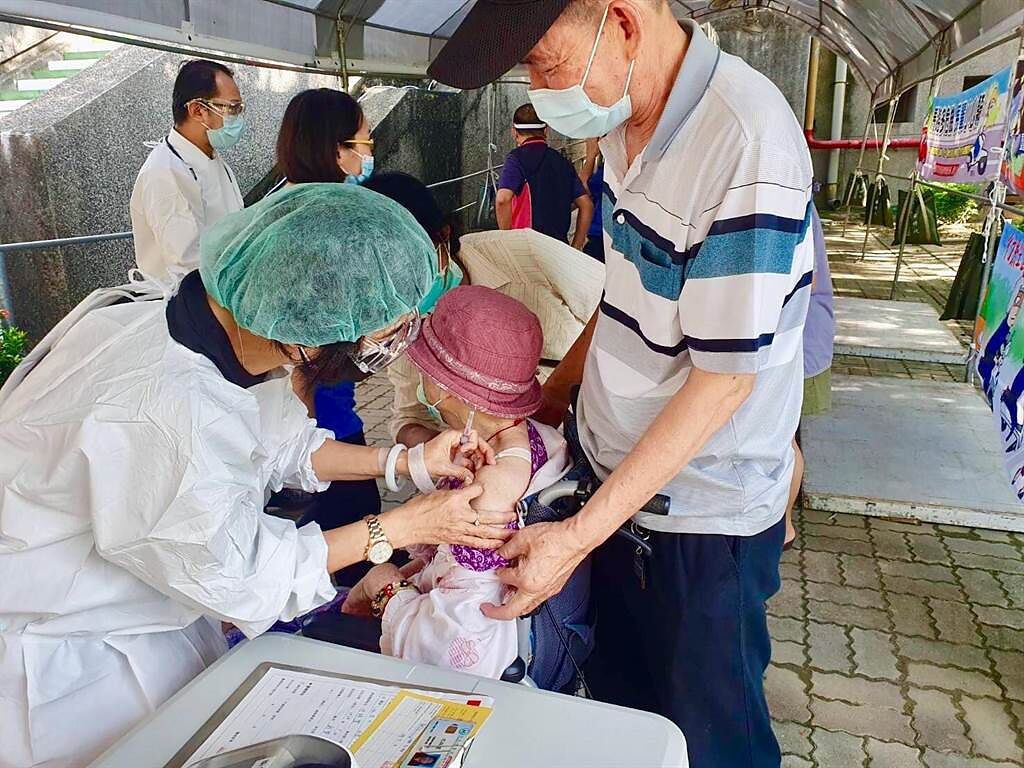 中央流行疫情指揮中心開放疫苗混打，台南共1萬3692人透過平台完成預約。(本報資料照片)