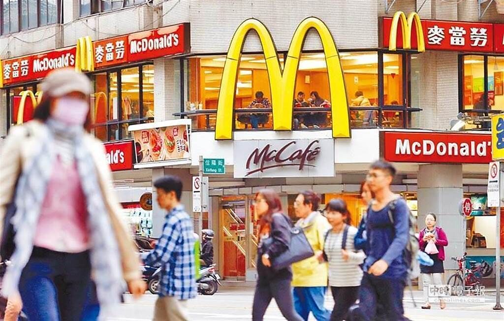 台灣麥當勞24日起調漲29項產品價格，甚至連餐具也要收費。（報系資料照)