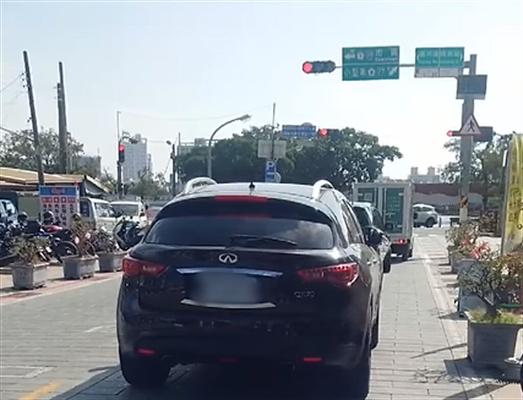有網友在台南遇上一名駕駛把車違停在大馬路上，只為下車吃牛肉湯，讓他超級傻眼。（翻攝臉書社團《爆料公社二社》）