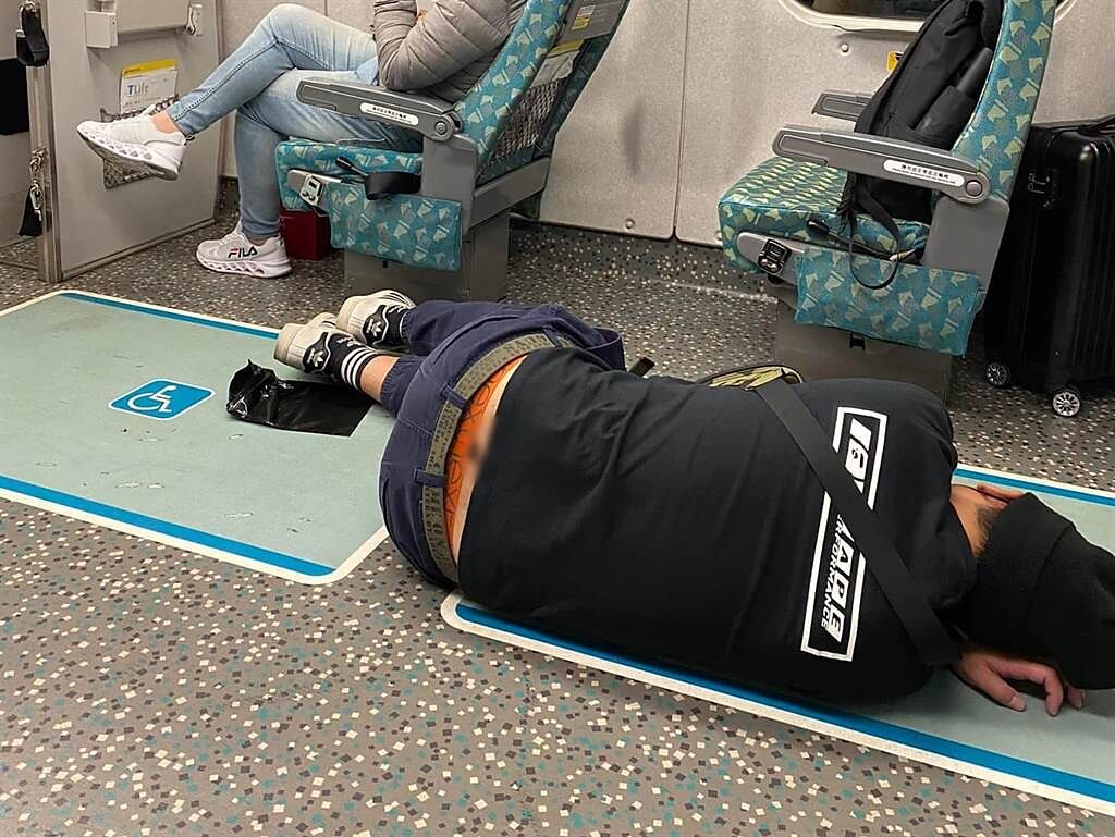 有民眾搭高鐵時，遇到一名堅持席地而「睡」的乘客。（翻攝臉書社團《爆料公社公開版》）