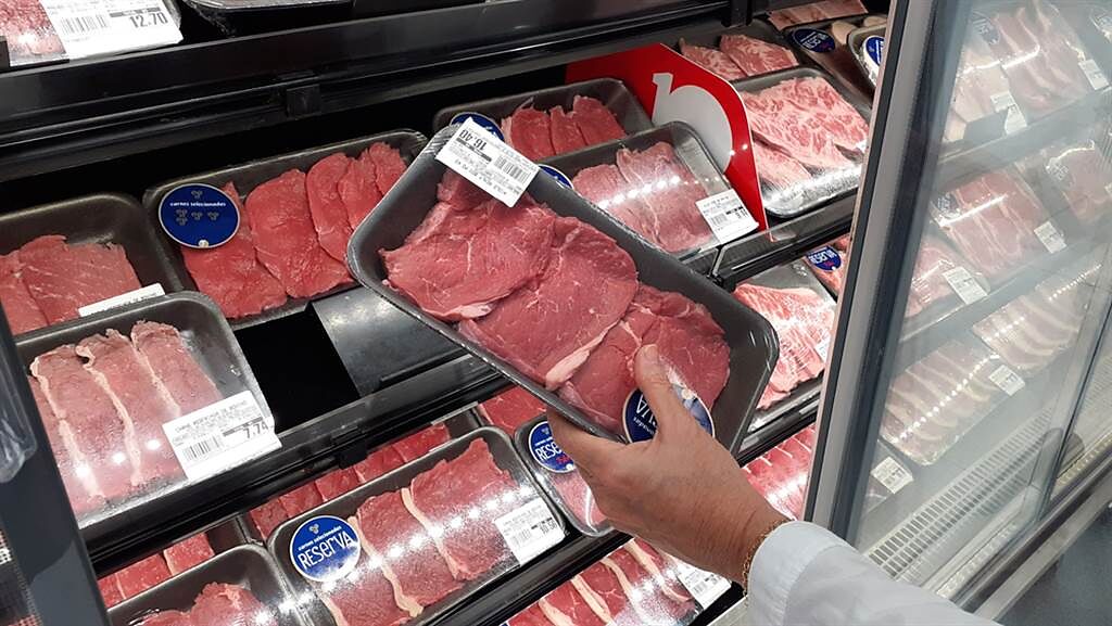 美國勞工部數據顯示，10月消費者物價指數(CPI)年增6.2%，創下30年來新高，尤其牛肉受影響最大，漲幅達20.1%。(圖／shutterstock)
