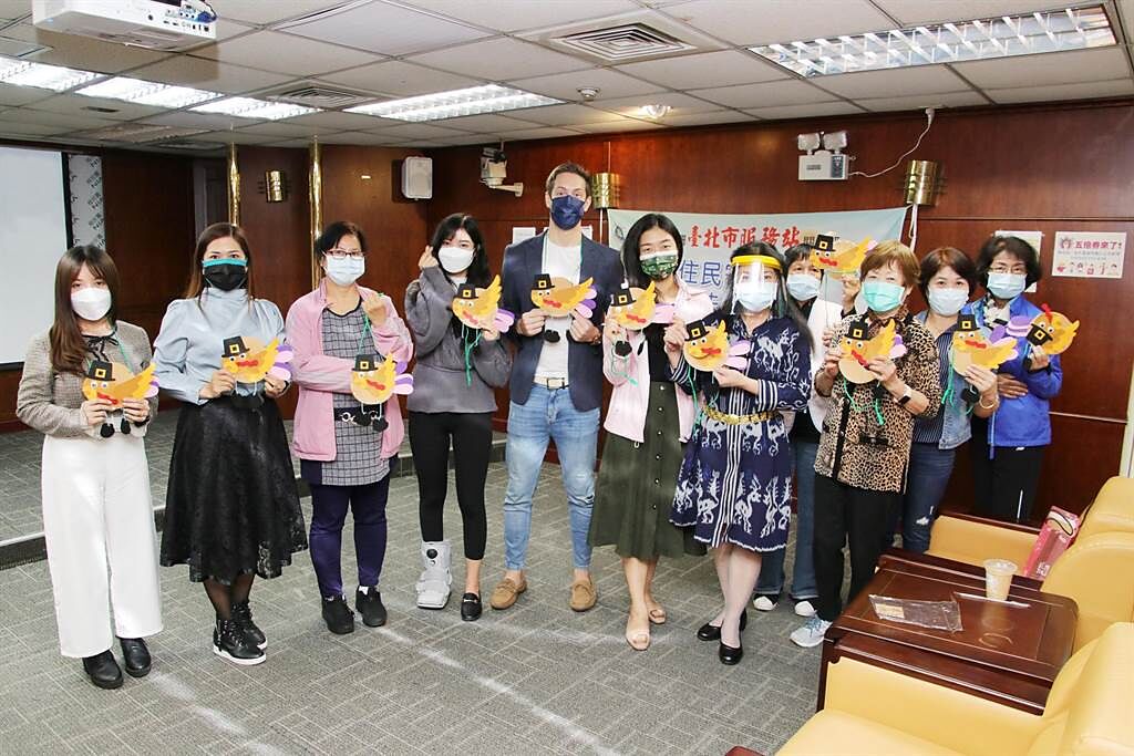 移民署北區事務大隊台北市服務站舉辦11月份新住民家庭教育及法令宣導活動，賈斯汀分享感恩節的精神並與大家一起做火雞吊飾。（圖／移民署提供）