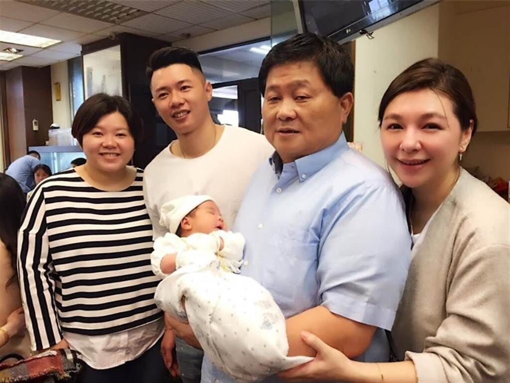 顏仁賢、黃子涵當時迎接新生兒，顏清標開心地抱著孫子。（圖／FB@顏清標服務處）