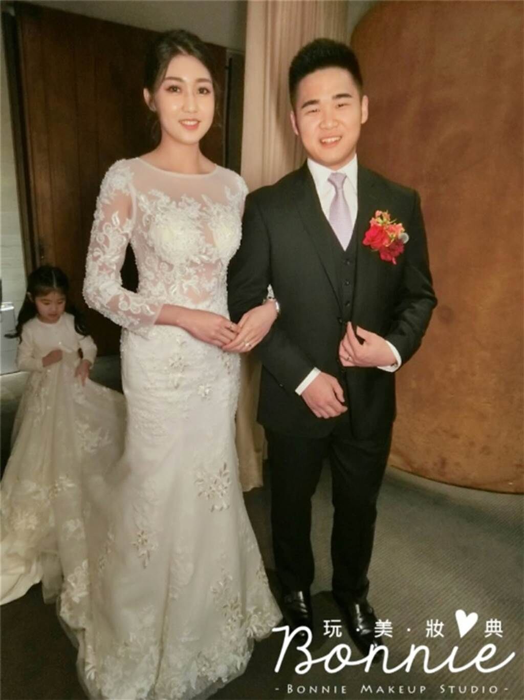 顏清標的孫子顏劭朋，21歲跟水某結婚。（圖／FB@Bonnie玩美妝點）