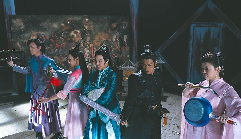  許富凱（左起）、方宥心、唐美雲、張書宇、方馨如復仇者聯盟抵禦外敵。（公視台語台提供