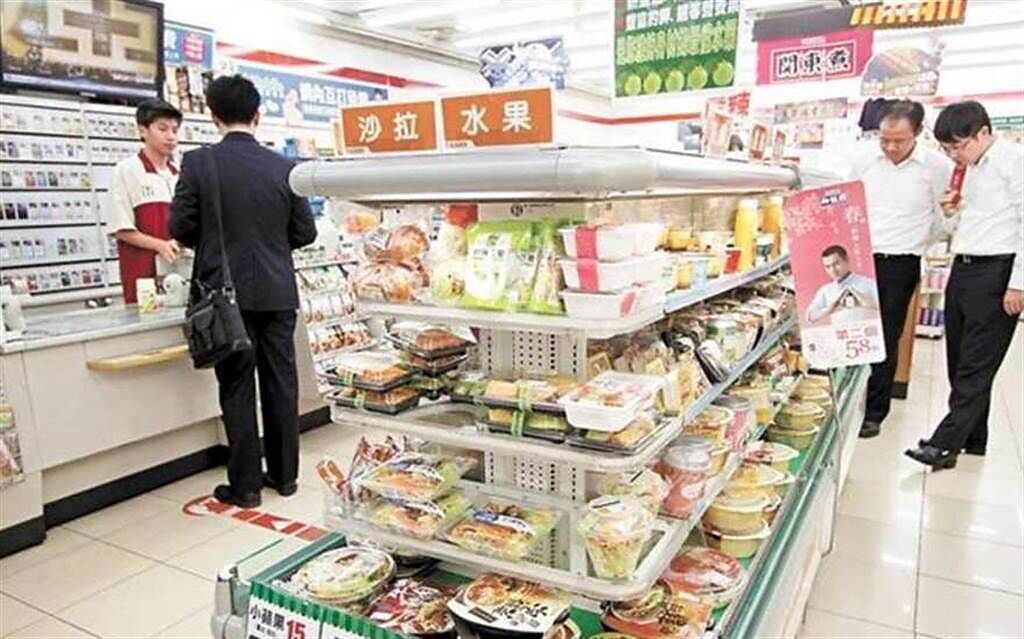 桃園龜山今發生超商店員勸戴罩遭客人刺死，讓網友難過台灣到底怎麼了。圖為超商示意圖，非當事人。(資料照)

