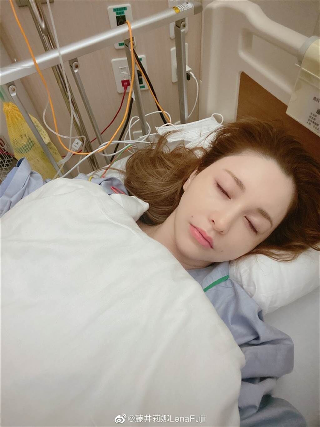  藤井莉娜曬出病床照讓粉絲相當擔心。（圖／twitter@ 藤井莉娜LenaFujii）