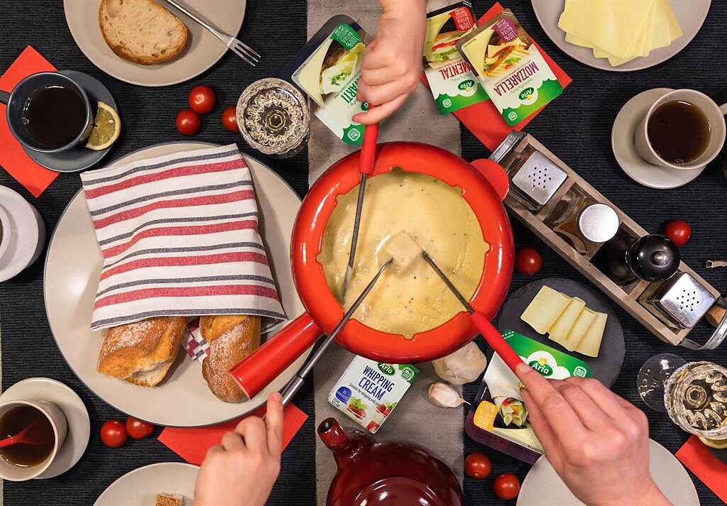 富華公司推出「簡易居家起司鍋料理組」運用Arla艾曼塔切片起司重現瑞士起司鍋。（富華提供）
