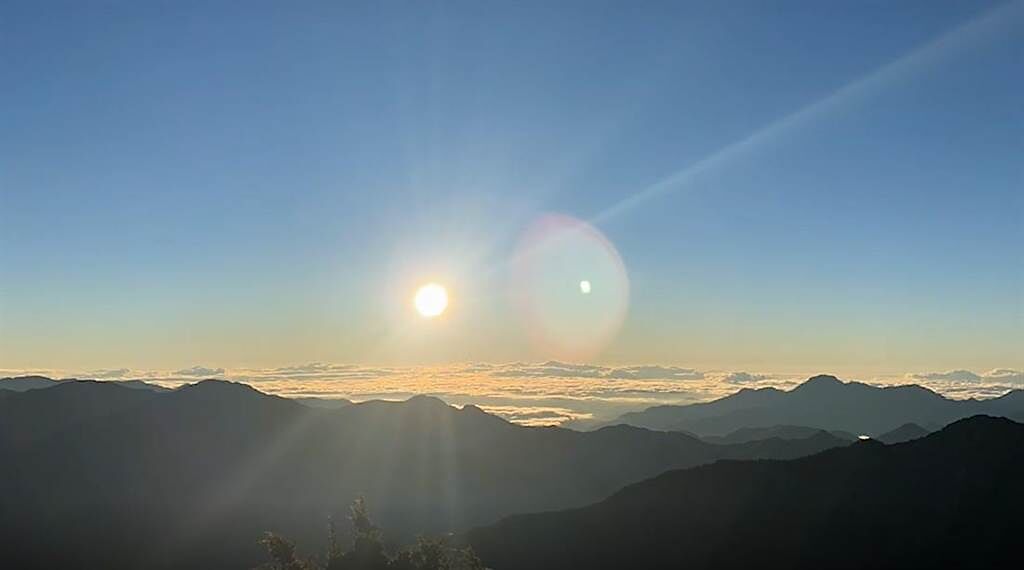 今天清晨玉山天氣依舊晴朗，天空一望無際，能見度高，氣象局玉山北峰觀測站觀測員拍下漂亮日出景觀。(圖/謝新添提供)