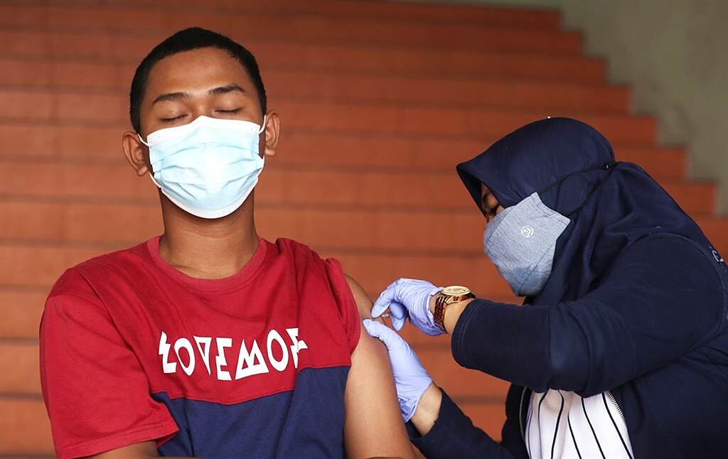 泰國一名19歲男學生稱在接種完第2劑科興疫苗後開始大量掉髮。圖非當事人。（資料照／美聯社）