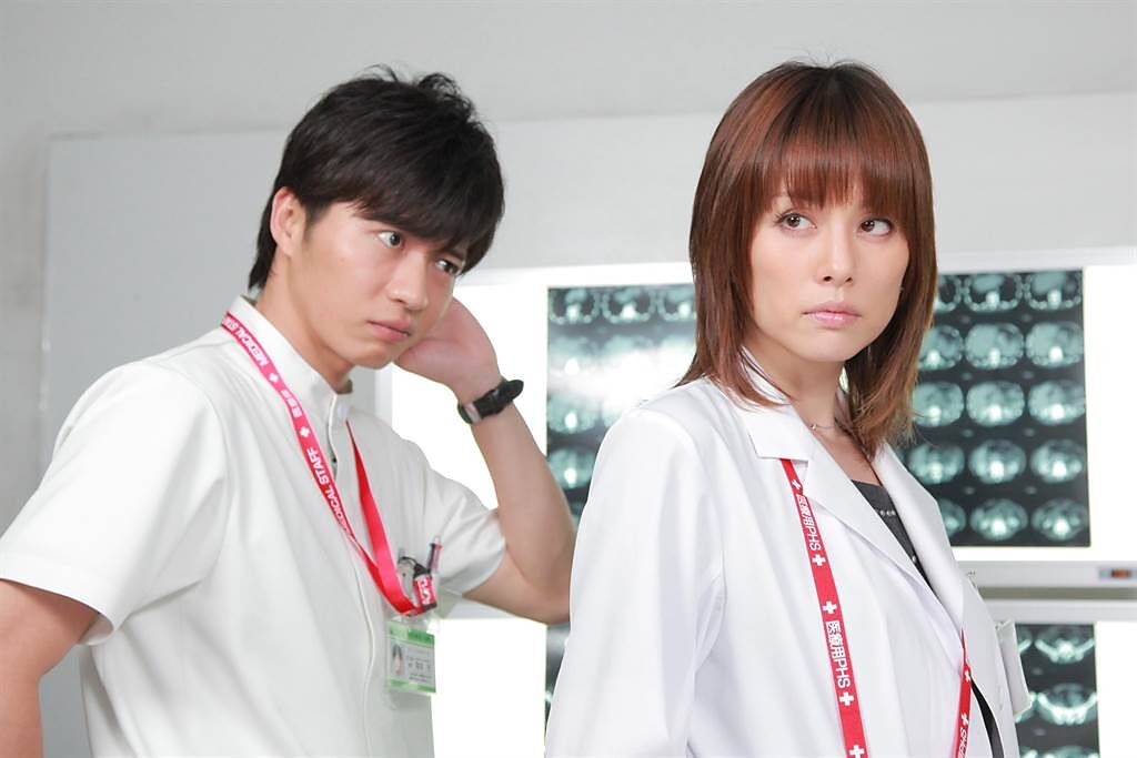 田中圭（左）與米倉涼子4年前就曾在《女醫X》交手。（摘自官方推特，friDay影音提供）