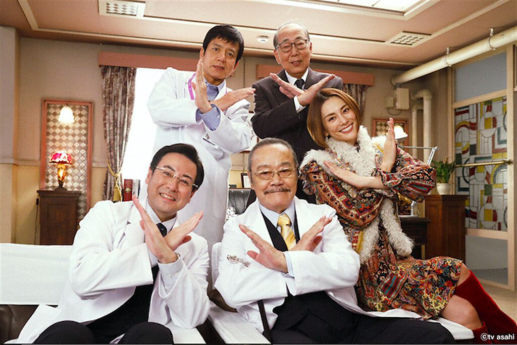 米倉涼子（右）與《女醫X》眾演員合作10年默契絕佳。（摘自官方推特，friDay影音提供）