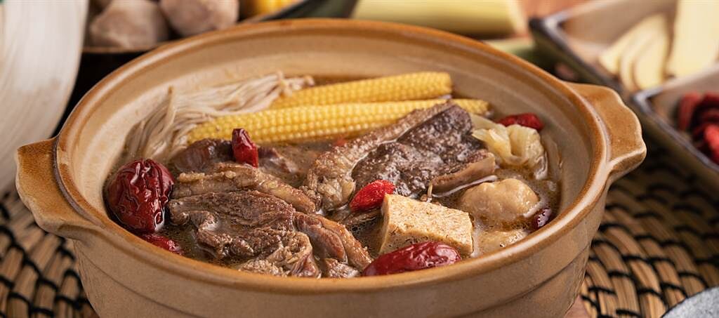 薑母鴨的美味關鍵原來不在肉，而是湯和其他食材。（示意圖／Shutterstock）