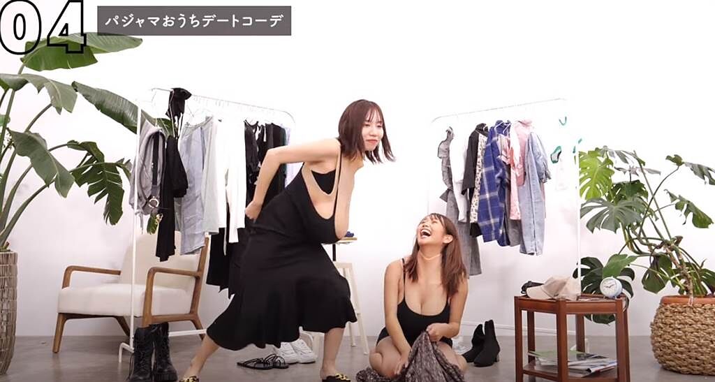 日本網紅穿上假胸示範穿搭。（圖／YOUTUBE）