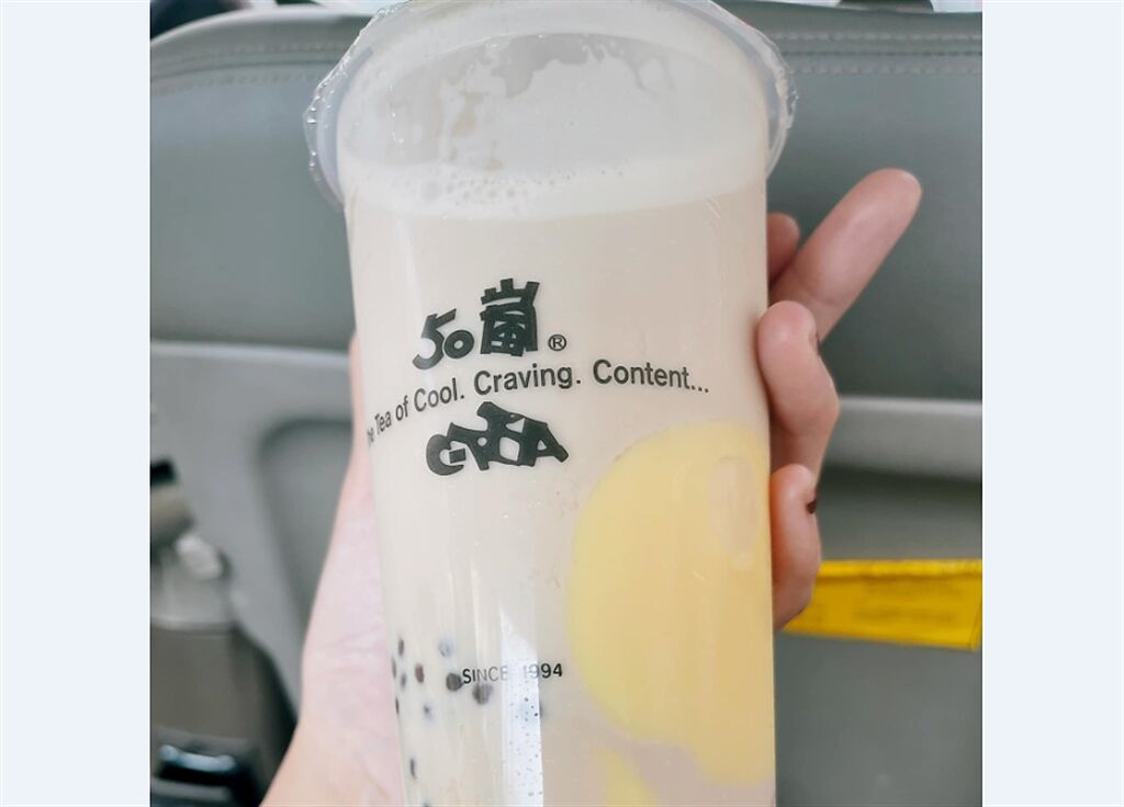 一名網友第一次買50嵐的布丁奶茶，沒想到有驚人發現，前店員解答讓眾人意外。(圖/截自爆廢公社公開版臉書)
