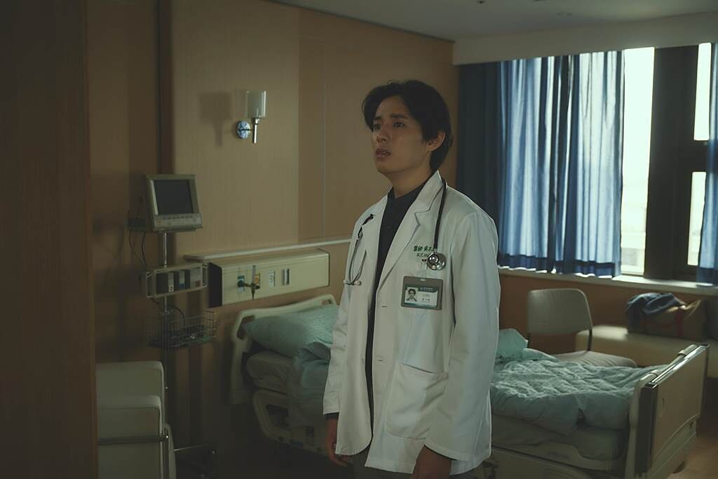 徐鈞浩在《一杯熱奶茶的等待》中飾演連晨翔的醫師弟弟黃子揚。（台北双喜電影提供）