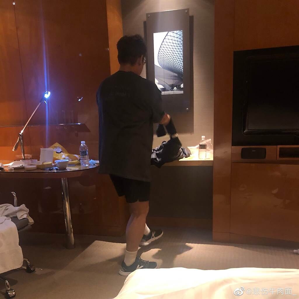 網友曬出疑似譚詠麟在飯店的照片。（圖／翻攝自微博）