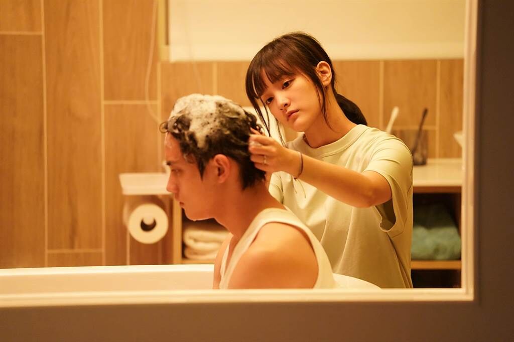王淨飾演的媛媛為范少勳的哲凱洗頭。（Netflix提供）