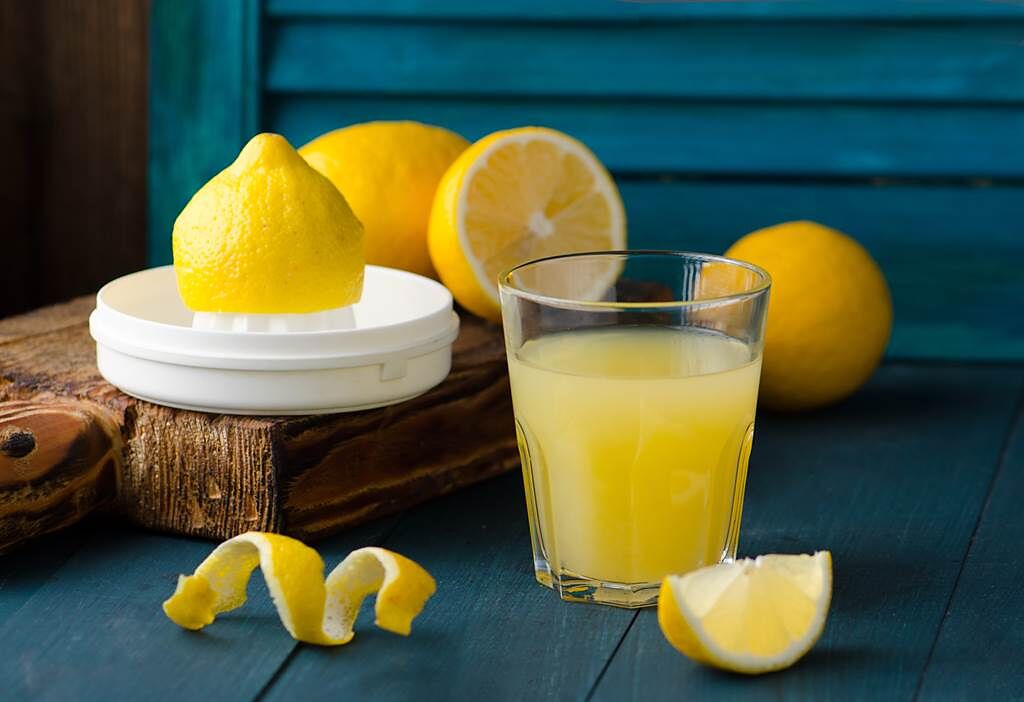 有傳聞稱喝檸檬汁可以改善腎結石，泌尿科醫師陳鈺昕指出，喝足夠的水、固定排尿量更有效。(示意圖/達志影像)