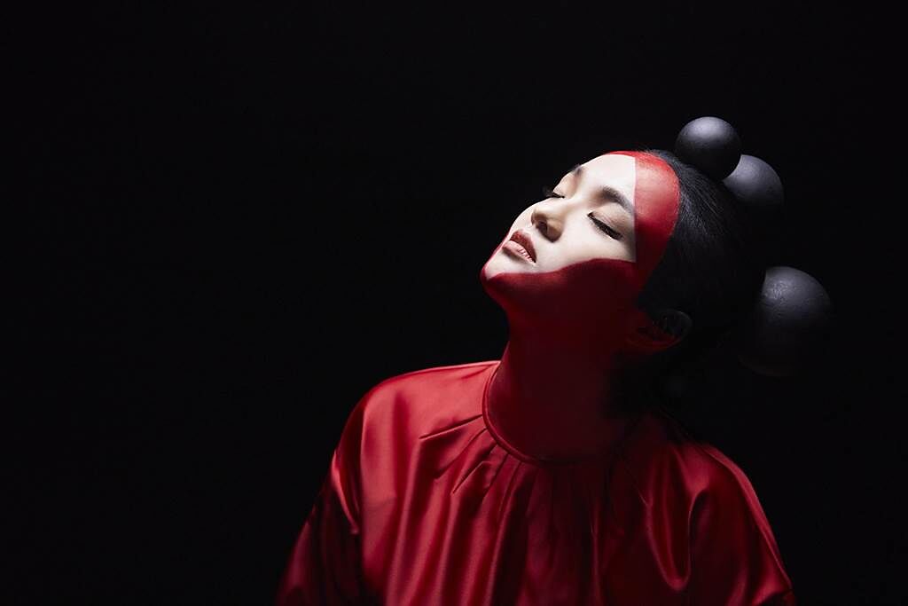 徐佳瑩在新歌MV裡挑戰特殊妝容。（亞神音樂提供）