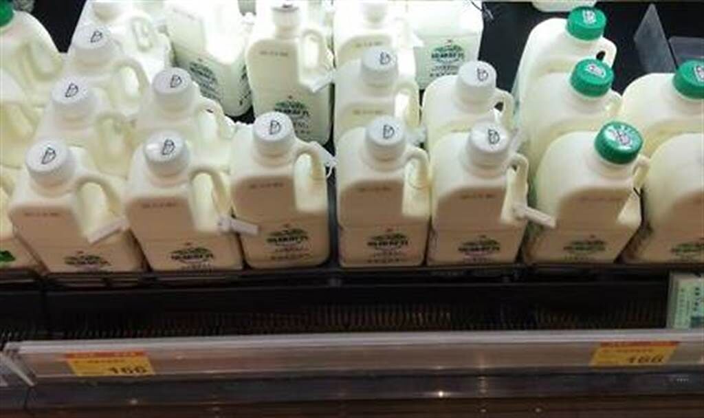 一名網友逛全聯意外發現整排鮮奶都被上鎖，讓他好奇背後原因。（圖／翻攝自全聯消費經驗老實說）