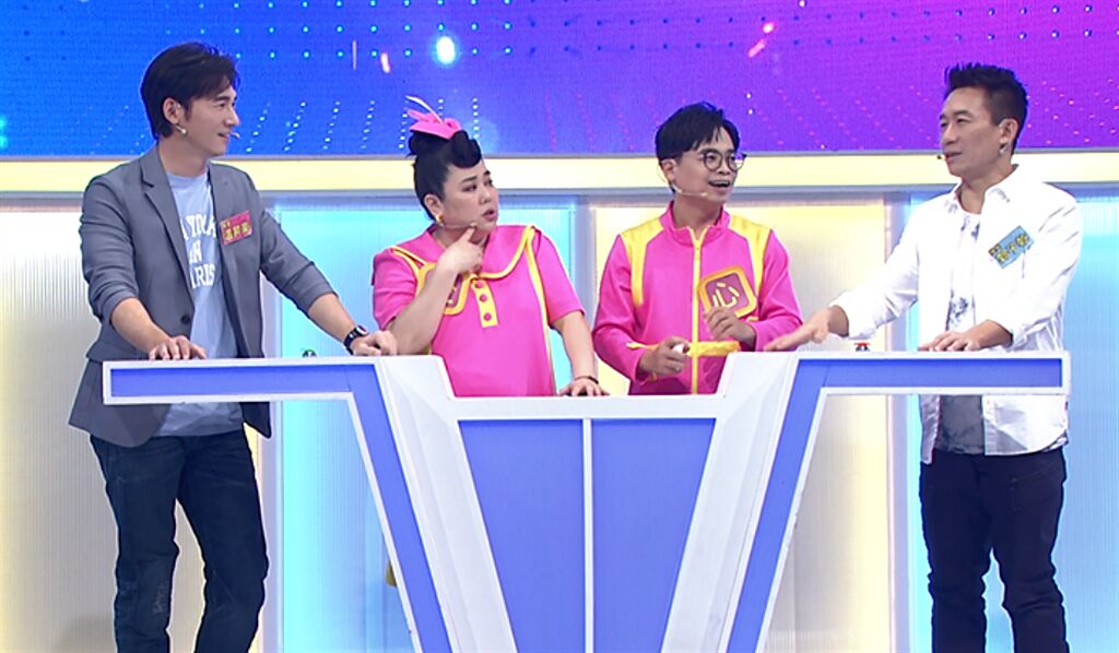 溫昇豪和郭子乾在林美秀主持的《全家有智慧》對戰。（公視台語台提供）