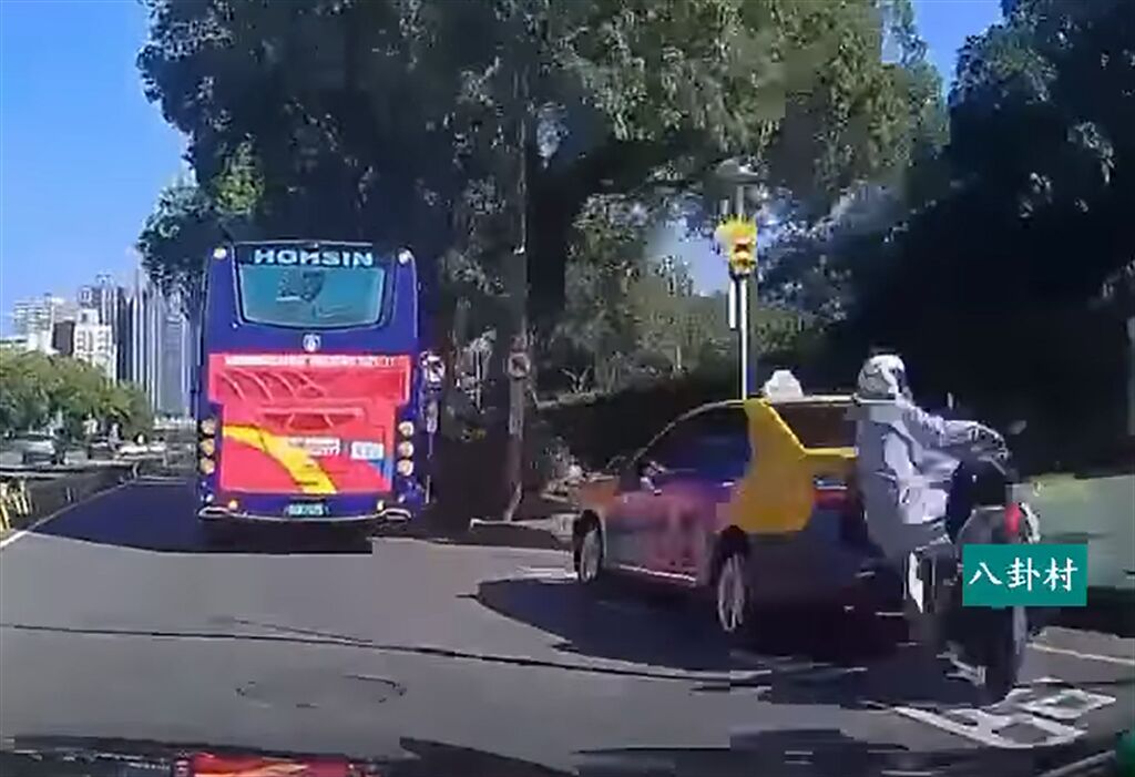 男騎士鑽車縫鑽出事，直接撞上計程車。（翻攝自臉書「八卦村 - 行車紀錄器影片上傳中心」）