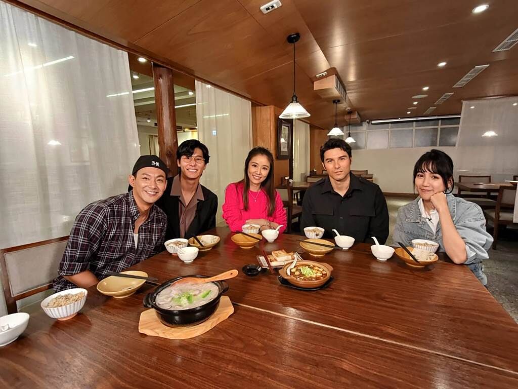 林心如（左三）與鳳小岳（右二）首次到《食尚玩家熱血48小時》作客，獨家公開私藏美食地圖。（TVBS提供）