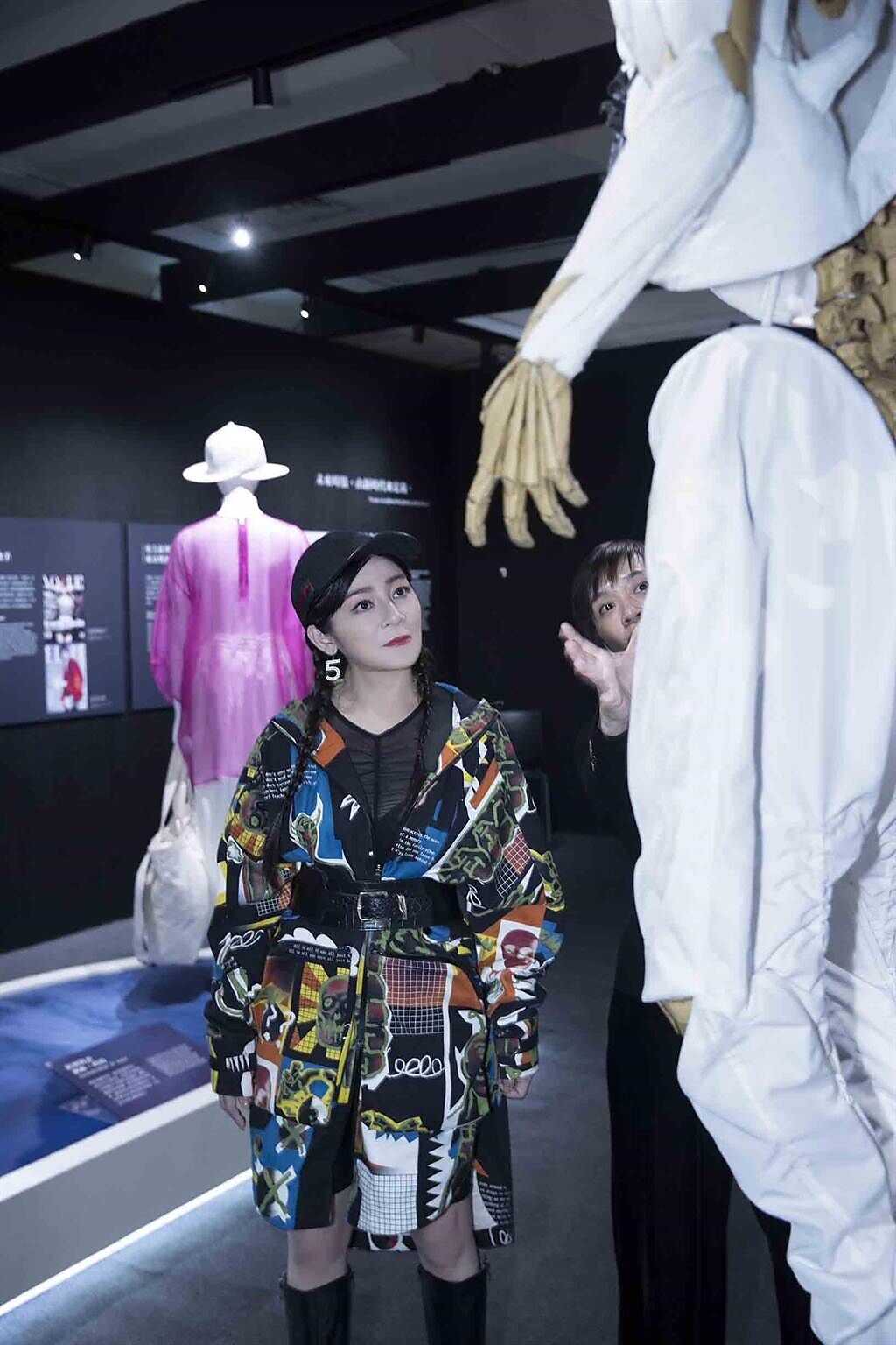 王彩樺參觀「時代時裝·時裝時代」展。（文化部提供）