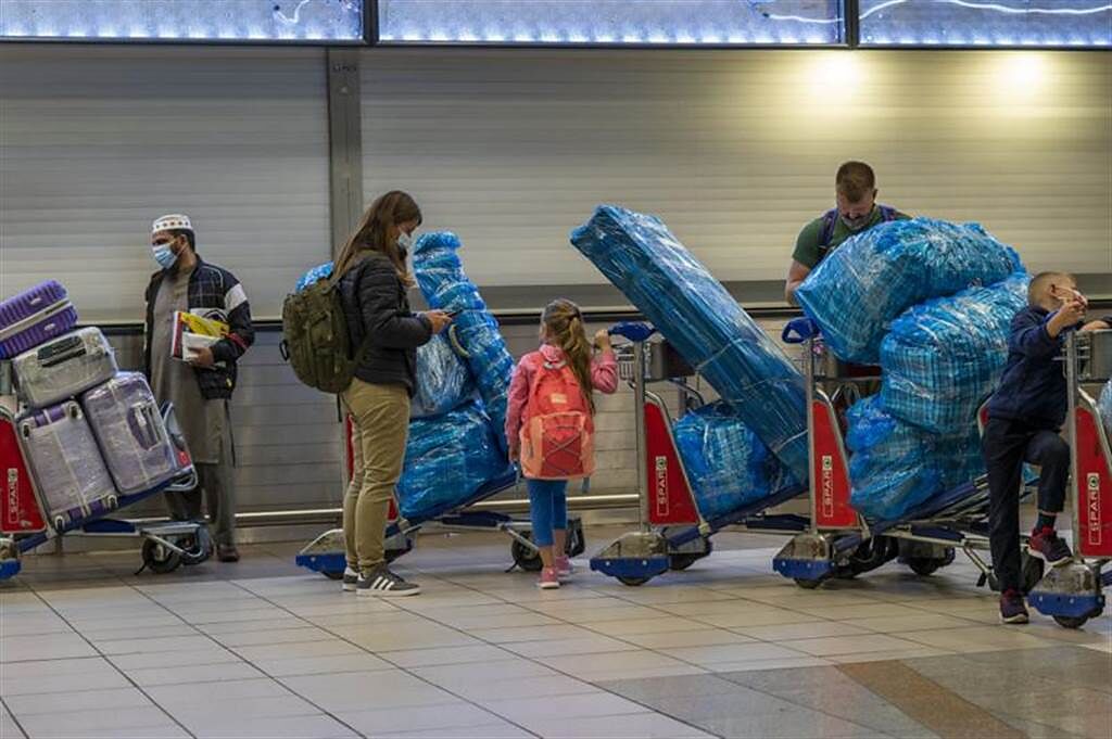 隨著南非遭Omicron新變種病毒蹂躪，各國紛紛嚴格篩檢來自南非旅客，導致機場大排長龍。圖為南非約翰尼斯堡機場乘客排隊。(圖/路透社)
