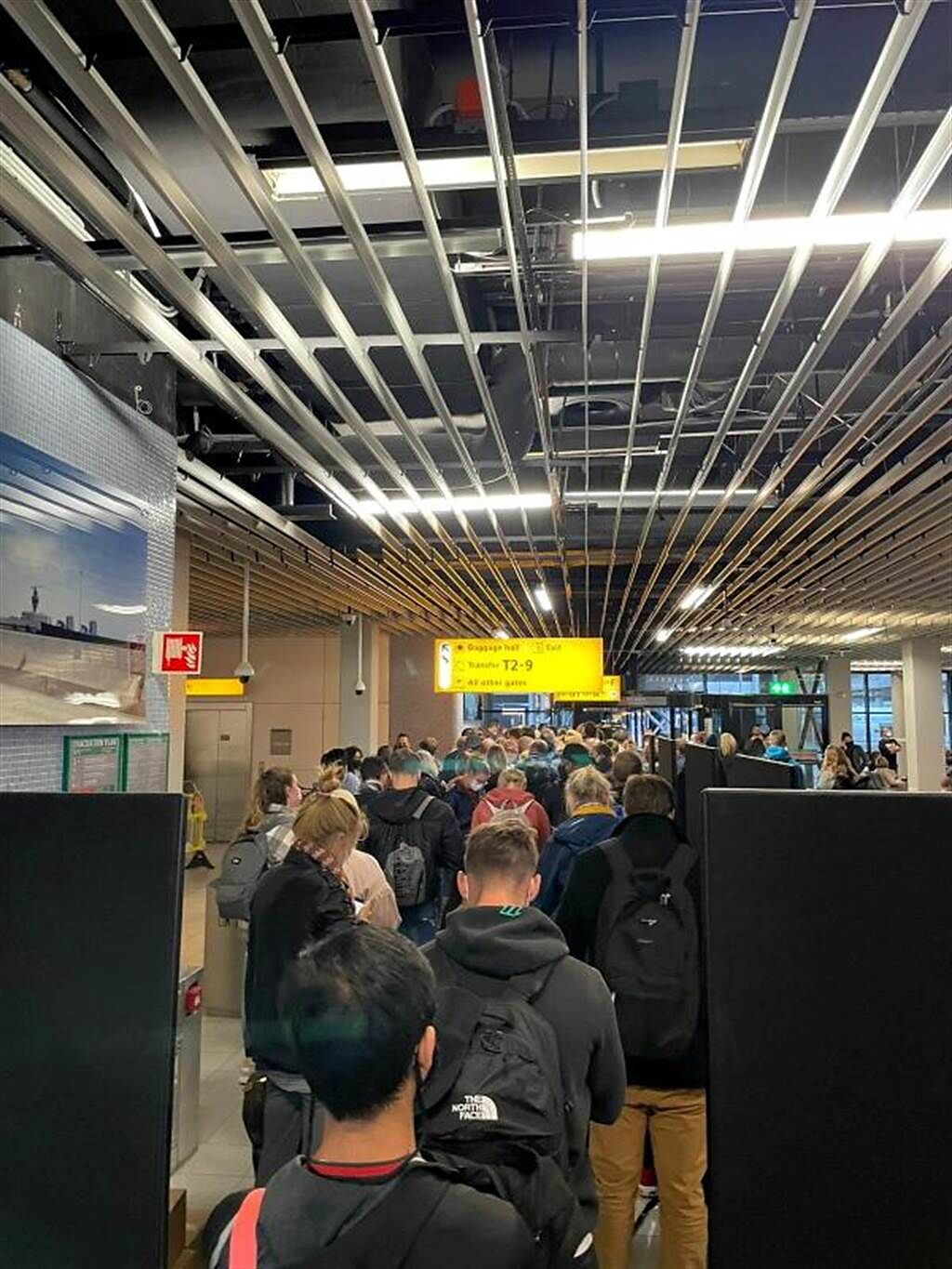 2架自南非啟程、26日飛抵荷蘭阿姆斯特丹的班機，機上可能有高達85人感染新冠肺炎。荷蘭當局強調會嚴格篩檢，因此造成機場為乘客堵塞。(圖/路透社)