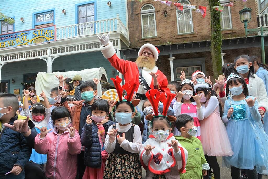 六福村主題遊樂園即日起推出「童話耶誕」主題，變裝入園可享優惠。（莊旻靜攝）