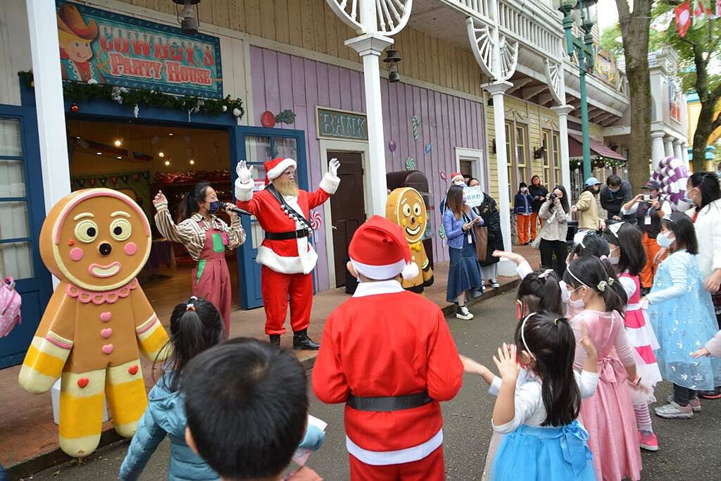六福村主題遊樂園即日起推出「童話耶誕」主題，變裝入園可享優惠。（莊旻靜攝）