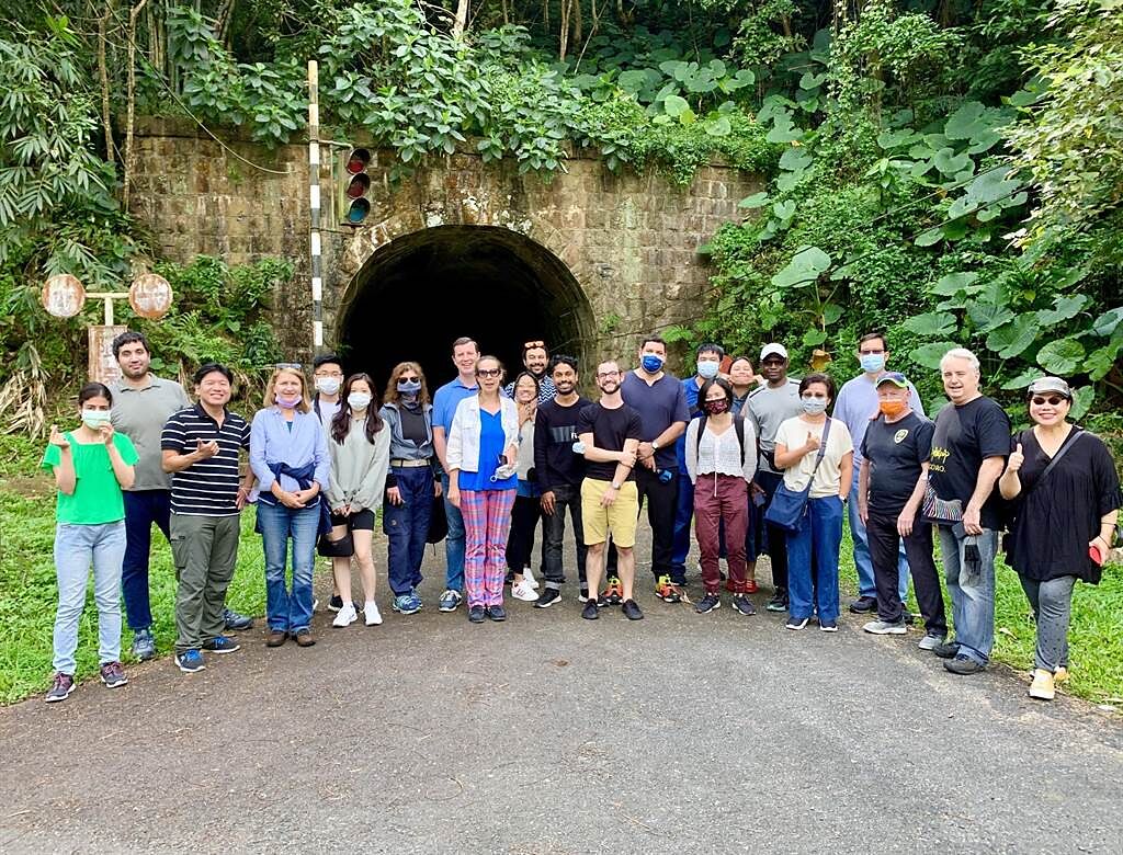 行程中帶領外籍人士參觀大觀水力發電廠，了解在一、二戰時期的台灣有這全球第二大、亞洲第一大的水力發電廠的時空背景。（馮惠宜攝）