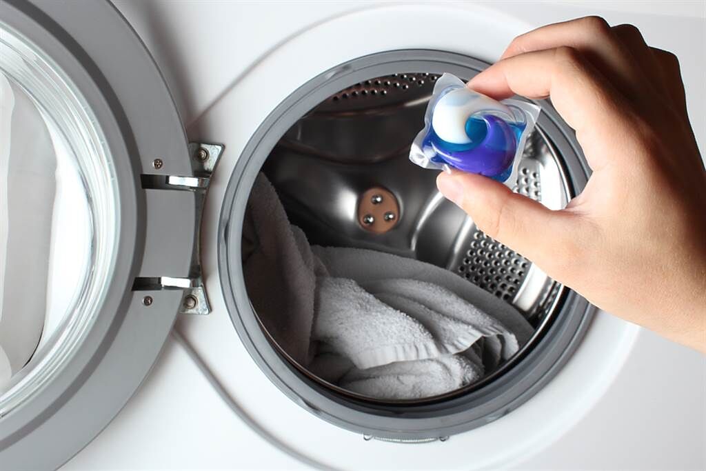 洗衣球是目前正夯的清潔用品，但怎麼使用竟鬧出很多烏龍事件，引起網友共鳴。（示意圖/達志影像）
