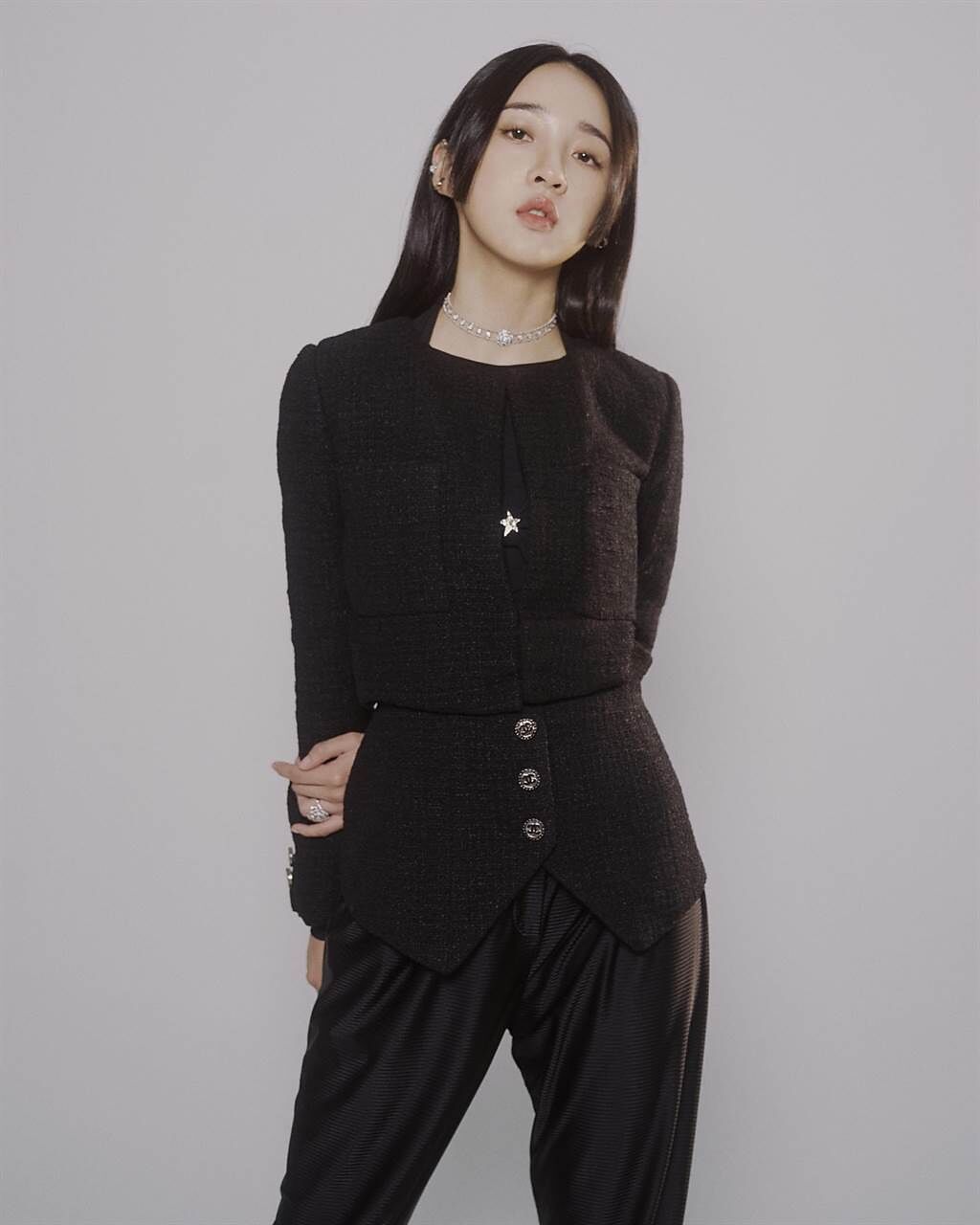 女星李沐使用香奈兒彩妝打造青春妝感，穿戴2021-22度假系列與高級珠寶更添奢華。（香奈兒提供）