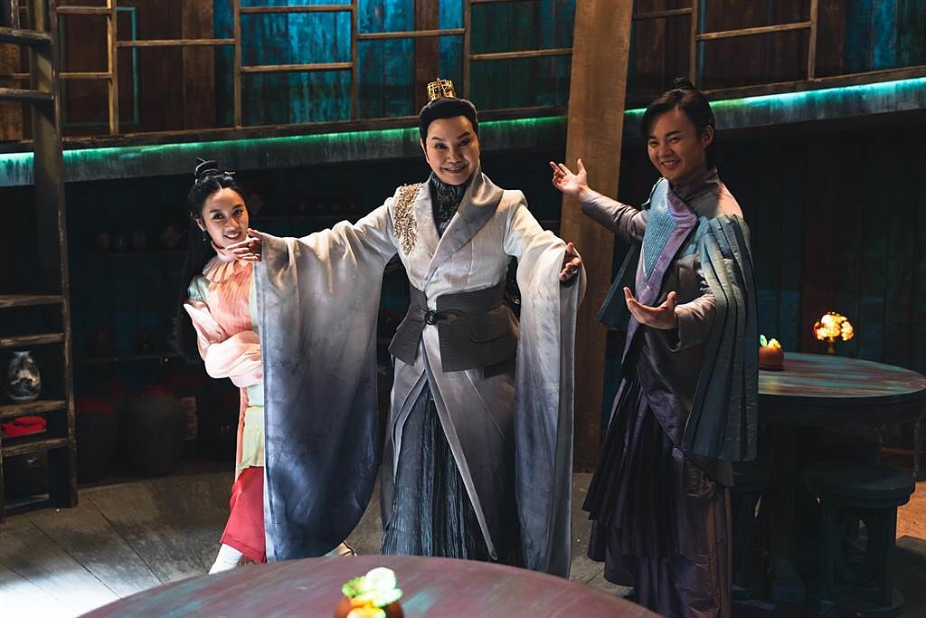 方宥心（左起）、唐美雲、許富凱在《孟婆客棧》互動逗趣。（公視台語台提供）