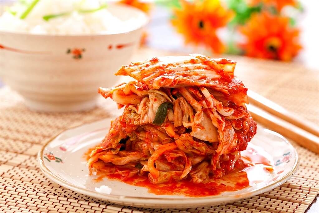 韓國政府28日公布外國人最愛、最常吃的韓式料理調查結果，結果顯示泡菜只排名第2，第1名是韓式炸雞。（示意圖／shutterstock）