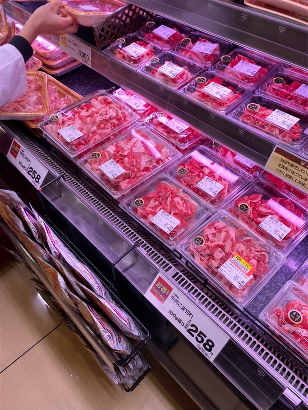 網友PO的出日本超市的標價，日本牛肉100公克258日圓（約新台幣64元）。(圖/截自PTT)