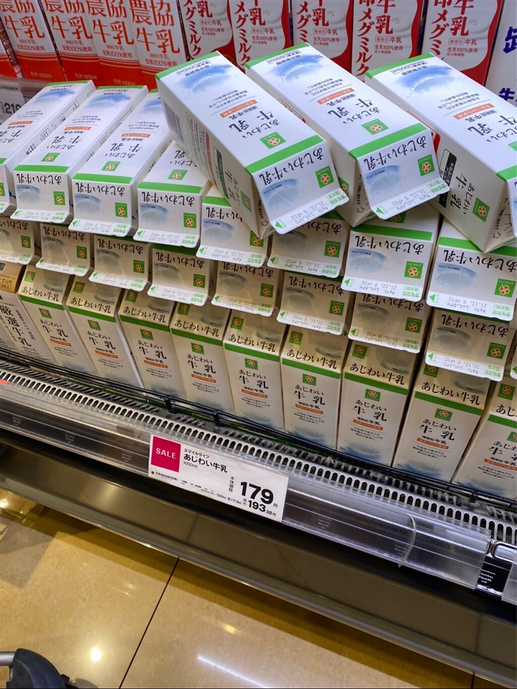 網友PO的出日本超市的標價，1000毫升牛奶179日圓（約新台幣44元）。(圖/截自PTT)