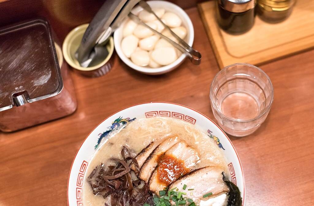 有網友好奇，為何日本拉麵店用餐時都一定會附上一壺冰水。（示意圖／達志影像）