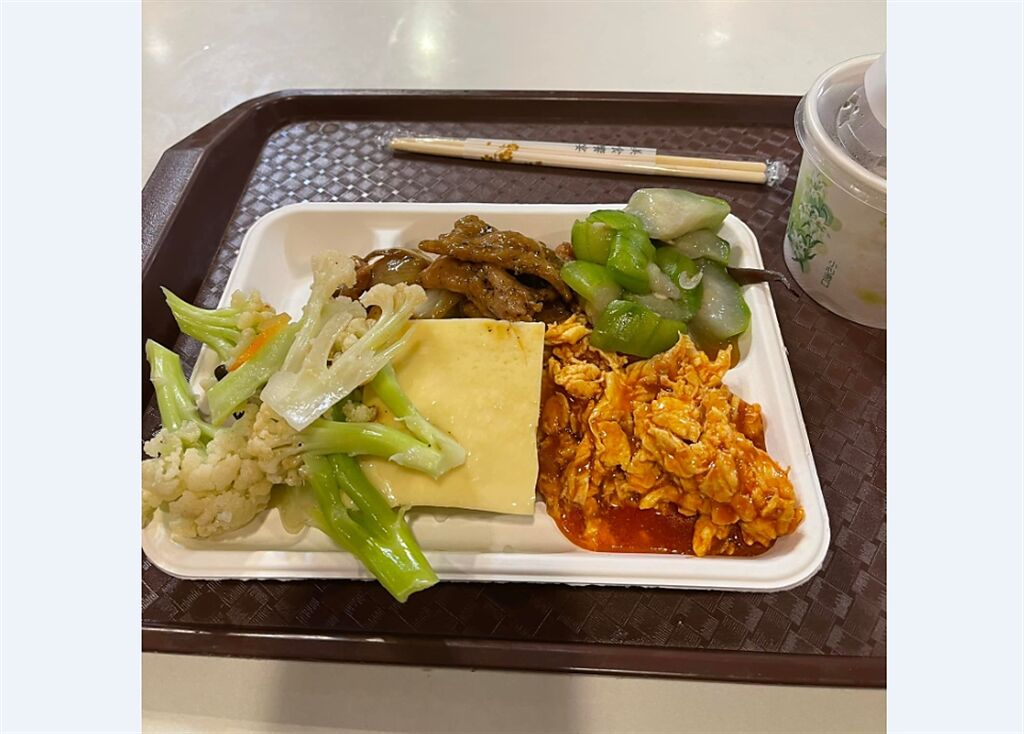 網友PO出5菜1湯要價驚人，北漂男曝來台北最不敢吃它。(圖/截自臉書爆廢公社二館)